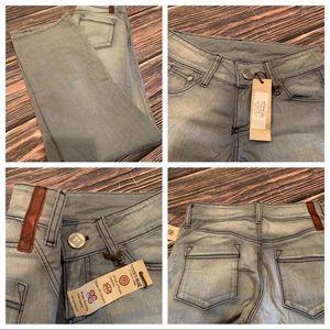 Desert Blue “Boyfriend Lights” Jeans size 24 x 32
NWT